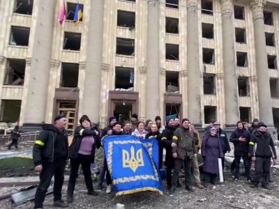 Харьковчане у разрушенного здания областной администрации, 1.03.22. Скрин видео: t.me/uniannet Харьковчане у разрушенного здания областной администрации, 1.03.22. Скрин видео: t.me/uniannet