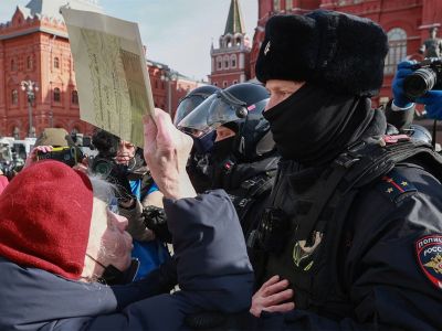 Протестующие и полиция на антивоенной акции 6.03.22. Фото: t.me/rtvimain Протестующие и полиция на антивоенной акции 6.03.22. Фото: t.me/rtvimain