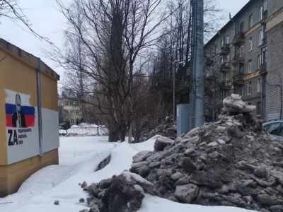 Za горой неубранного снега, Санкт-Петербург. Фото: t.me/nedimonspbinf Za горой неубранного снега, Санкт-Петербург. Фото: t.me/nedimonspbinf