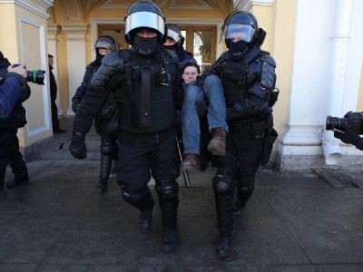 Задержания на акции против военных действий России в Украине возле Гостиного двора в Санкт-Петербурге. Фото Елена Лукьянова / "Новая газета" Задержания на акции против военных действий России в Украине возле Гостиного двора в Санкт-Петербурге. Фото Елена Лукьянова / "Новая газета"