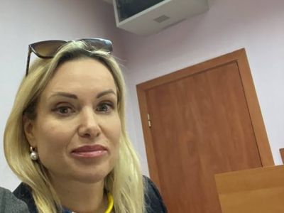 Марина Овсянникова в Останкинском районом суде, 15.03.22. Фото: t.me/vlagr Марина Овсянникова в Останкинском районом суде, 15.03.22. Фото: t.me/vlagr