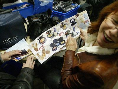 Женщина смотрит каталог Oriflame. Фото: Юрий Мартьянов /Коммерсант Женщина смотрит каталог Oriflame. Фото: Юрий Мартьянов /Коммерсант