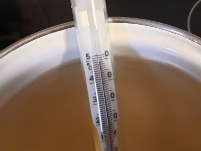 Градусник в кастрюле. Фото: Каспаров.Ru Градусник в кастрюле. Фото: Каспаров.Ru