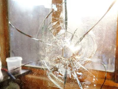 Выстрел в окно. Фото: Владимир Лапкин, Каспаров.Ru Выстрел в окно. Фото: Владимир Лапкин, Каспаров.Ru