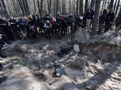 Журналисты у коллективного захоронения в Мотыжине (Бучинский р-н). Фото: t.me/bewareofthem Журналисты у коллективного захоронения в Мотыжине (Бучинский р-н). Фото: t.me/bewareofthem