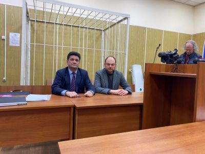 Вадим Прохоров и Владимир Кара-Мурза в суде. Фото:Vadim.prokhorov.12 / Facebook Вадим Прохоров и Владимир Кара-Мурза в суде. Фото:Vadim.prokhorov.12 / Facebook