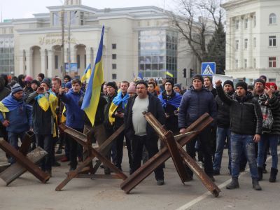 Митинг в Херсоне против оккупации города российскими военными, 7 марта 2022 года. Фото: Olexandr Chornyi / AP Митинг в Херсоне против оккупации города российскими военными, 7 марта 2022 года. Фото: Olexandr Chornyi / AP