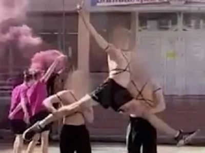 Танец лицеистов. Фото: uralweb.ru Танец лицеистов. Фото: uralweb.ru