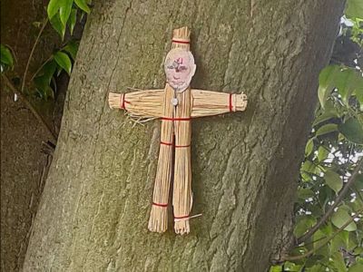 Соломенная кукла вара нингё с фото Путина. Фото: soranews24.com Соломенная кукла вара нингё с фото Путина. Фото: soranews24.com