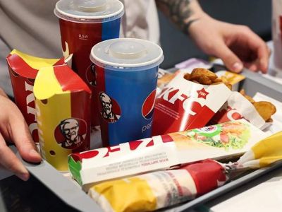 Еда сети ресторанов быстрого питания KFC. Фото: Дмитрий Феоктистов / ТАСС