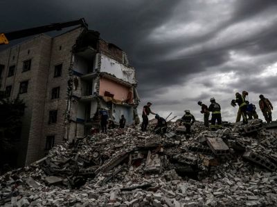 Пожарные и спасатели разбирают завалы жилого дома. Фото: Miguel Medina / AFP