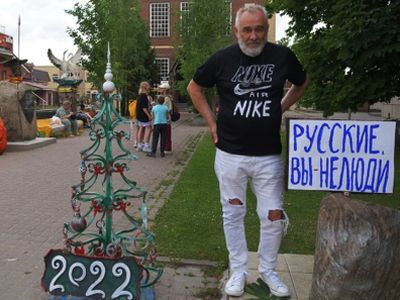 Александр Правдин у своей стенгазеты. Фото: opposition-news.com Александр Правдин у своей стенгазеты. Фото: opposition-news.com
