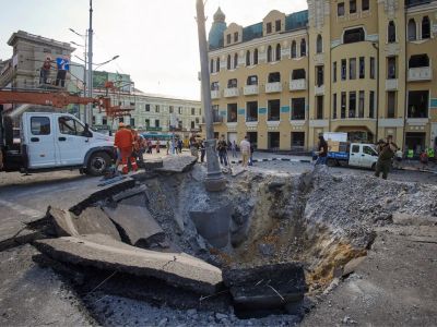 Коммунальщики работают на месте попадания российской ракеты в центре Харькова. Фото: Sergey Kozlov / EPA Коммунальщики работают на месте попадания российской ракеты в центре Харькова. Фото: Sergey Kozlov / EPA