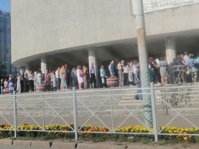 Очередь бюджетников на голосование. Фото: Кvnews.ru Очередь бюджетников на голосование. Фото: Кvnews.ru