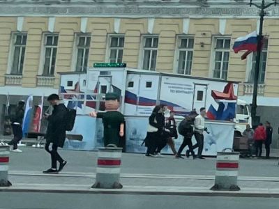 Пункт вербовки на службу по контракту, Санкт-Петербург, Дворцовая пл. Фото: medialeaks.ru Пункт вербовки на службу по контракту, Санкт-Петербург, Дворцовая пл. Фото: medialeaks.ru