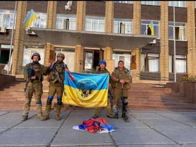 Украинские военные на фоне здания горсовета Купянска. Фото: Наталья Попова / Facebook Украинские военные на фоне здания горсовета Купянска. Фото: Наталья Попова / Facebook