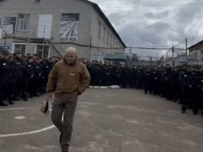 Человек, похожий на Пригожина, вербует заключенных на войну. Скрин видео: www.youtube.com/watch?v=_jSi6BbsoRo Человек, похожий на Пригожина, вербует заключенных на войну. Скрин видео: www.youtube.com/watch?v=_jSi6BbsoRo