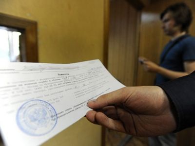 Вручение повестки. Фото: t.me/paperpaper_ru Вручение повестки. Фото: t.me/paperpaper_ru