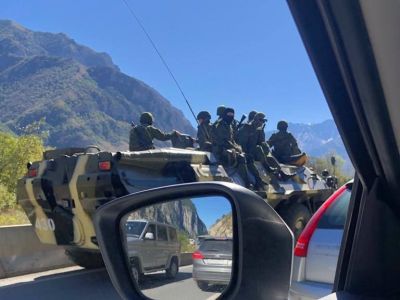 БТР едет к границу с Грузией. Фото: телеграм-чат "Верхний Ларс" БТР едет к границу с Грузией. Фото: телеграм-чат "Верхний Ларс"