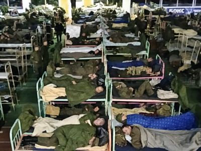 Сборный пункт мобилизованных. Фото: Александр Воронин, Каспаров.Ru Сборный пункт мобилизованных. Фото: Александр Воронин, Каспаров.Ru