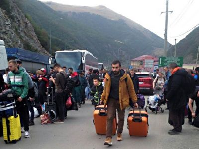 Очередь у КПП "Верхний Ларс" в Северной Осетии на границе с Грузией. Фото: Ольга Смольская/РИА Новости Очередь у КПП "Верхний Ларс" в Северной Осетии на границе с Грузией. Фото: Ольга Смольская/РИА Новости