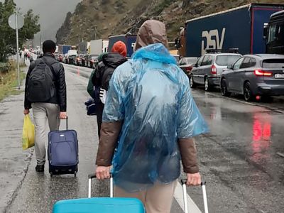 Очередь у КПП "Верхний Ларс" в Северной Осетии на границе с Грузией. Фото: AFP Очередь у КПП "Верхний Ларс" в Северной Осетии на границе с Грузией. Фото: AFP