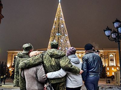 Елка и мобилизованние. Коллаж Александр Воронин, Каспаров.Ru Елка и мобилизованние. Коллаж Александр Воронин, Каспаров.Ru