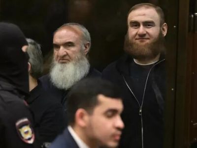 Бывший сенатор Рауф Арашуков и его отец Рауль в Московском городском суде во время оглашения приговора. Фото: Илья Питалев / РИА Новости Бывший сенатор Рауф Арашуков и его отец Рауль в Московском городском суде во время оглашения приговора. Фото: Илья Питалев / РИА Новости