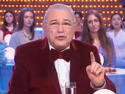 Евгений Петросян на новогоднем "огоньке"-2023. Скрин видео: t.me/libertypeople Евгений Петросян на новогоднем "огоньке"-2023. Скрин видео: t.me/libertypeople