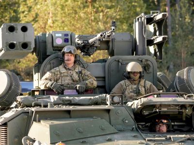 Американские войска готовятся запустить ракеты Stinger из боевой бронированной машины Stryker во время военных учений Sabre Strike в Эстонии. Фото: REUTERS Американские войска готовятся запустить ракеты Stinger из боевой бронированной машины Stryker во время военных учений Sabre Strike в Эстонии. Фото: REUTERS