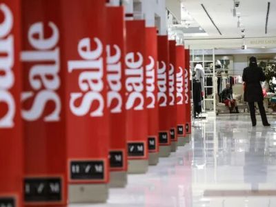 Посетители во время зимней распродажи в центральном универсальном магазине в Москве. Фото: Владимир Астапкович / РИА Новости Посетители во время зимней распродажи в центральном универсальном магазине в Москве. Фото: Владимир Астапкович / РИА Новости