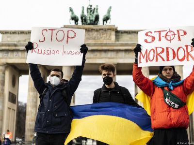 Участники акции солидарности с Украиной стоят у Бранденбургских ворот в Берлине с плакатами "Stop Russian Invasion" (Стоп российскому вторжению) и "Stop Mordor" (Стоп Мордор), 24 февраля 2022 г. Фото: Paul Zinken / Picture Alliance Участники акции солидарности с Украиной стоят у Бранденбургских ворот в Берлине с плакатами "Stop Russian Invasion" (Стоп российскому вторжению) и "Stop Mordor" (Стоп Мордор), 24 февраля 2022 г. Фото: Paul Zinken / Picture Alliance