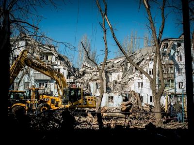 Вид на жилой дом в Запорожье после ракетного удара. Фото: Elena Tita / Global Images Ukraine / Getty Images Вид на жилой дом в Запорожье после ракетного удара. Фото: Elena Tita / Global Images Ukraine / Getty Images