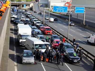 Заблокированные трассы в Берлине. Фото: Reuters Заблокированные трассы в Берлине. Фото: Reuters