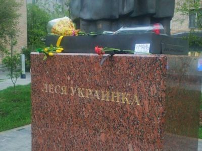 Цветы в память погибших в Умани и Днепре, памятник Лесе Украинке в Москве. Фото: holod.media Цветы в память погибших в Умани и Днепре, памятник Лесе Украинке в Москве. Фото: holod.media