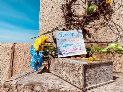 Цветы у памятника жертвам политических репрессий в Санкт-Петербурге, 9.05.23. Фото: "Весна" / t.me/nedimonspbinf Цветы у памятника жертвам политических репрессий в Санкт-Петербурге, 9.05.23. Фото: "Весна" / t.me/nedimonspbinf