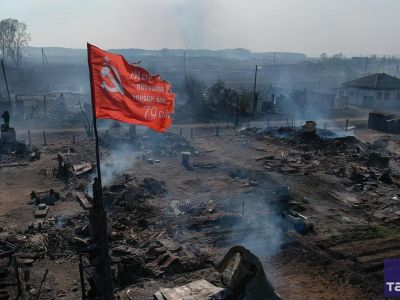 Знамя Победы над пепелищем (дер. Юлдус, Курганская обл.) Фото: ТАСС Знамя Победы над пепелищем (дер. Юлдус, Курганская обл.) Фото: ТАСС