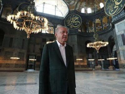 Реджеп Тайип Эрдоган завершает предвыборную кампанию в Айя-Софии, 12.05.23. Фото: t.me/turkeyabout Реджеп Тайип Эрдоган завершает предвыборную кампанию в Айя-Софии, 12.05.23. Фото: t.me/turkeyabout