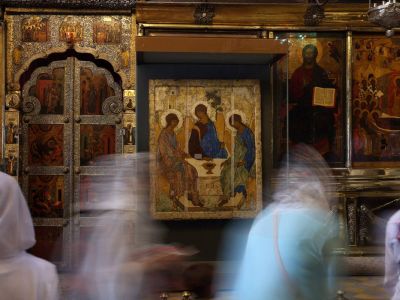 Икона "Святая Троица" Андрея Рублева в Троице-Сергиевой лавре. Фото: t.me/courierofculture Икона "Святая Троица" Андрея Рублева в Троице-Сергиевой лавре. Фото: t.me/courierofculture