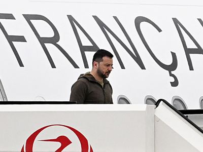 Владимир Зеленский выходит из самолета по прибытии в аэропорт Хиросимы в Михаре 20 мая. Владимир Зеленский выходит из самолета по прибытии в аэропорт Хиросимы в Михаре 20 мая. Фото: Yuichi Yamazaki/AFP/Getty Images Владимир Зеленский выходит из самолета по прибытии в аэропорт Хиросимы в Михаре 20 мая. Владимир Зеленский выходит из самолета по прибытии в аэропорт Хиросимы в Михаре 20 мая. Фото: Yuichi Yamazaki/AFP/Getty Images