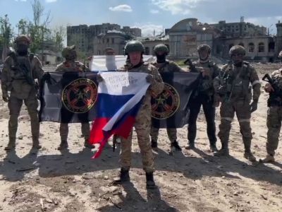 Евгений Пригожин объявляет о захвате Бахмута, 20.05.23. Скрин видео: t.me/arrowsmap Евгений Пригожин объявляет о захвате Бахмута, 20.05.23. Скрин видео: t.me/arrowsmap