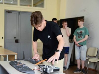 Школьники Челябинской области на презентации беспилотника для экологической разведки. Фото: пресс-служба ЮУРГУ Школьники Челябинской области на презентации беспилотника для экологической разведки. Фото: пресс-служба ЮУРГУ