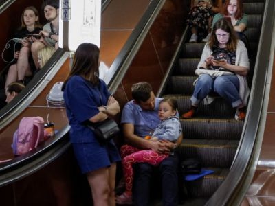 Киевляне прячутся в метро от российских обстрелов. Фото: improvethenews.org Киевляне прячутся в метро от российских обстрелов. Фото: improvethenews.org