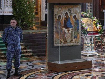 Рублевская "Троица" в ХХС под охраной. Фото: t.me/romasuperromasuper Рублевская "Троица" в ХХС под охраной. Фото: t.me/romasuperromasuper