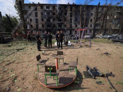 Полицейские стоят рядом с телами людей, погибших в результате российского ракетного удара в Кривом Роге, Днепропетровская область, Украина, 13 июня 2023 г. Фото: Andrii Dubchak / Reuters Полицейские стоят рядом с телами людей, погибших в результате российского ракетного удара в Кривом Роге, Днепропетровская область, Украина, 13 июня 2023 г. Фото: Andrii Dubchak / Reuters