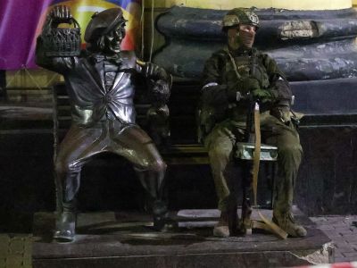 "Вагнеровец" у памятника клоуну Олегу Попову, Ростов-на-Дону, 24.06.23. Фото: ТАСС "Вагнеровец" у памятника клоуну Олегу Попову, Ростов-на-Дону, 24.06.23. Фото: ТАСС