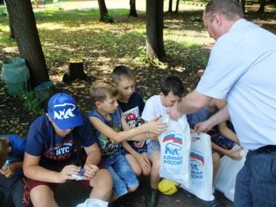 Подарок от партии войны. Фото: Сергей Горчаков, Каспаров.Ru Подарок от партии войны. Фото: Сергей Горчаков, Каспаров.Ru