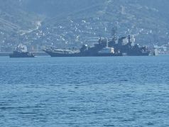 Поврежденный атакой дронов большой десантный корабль