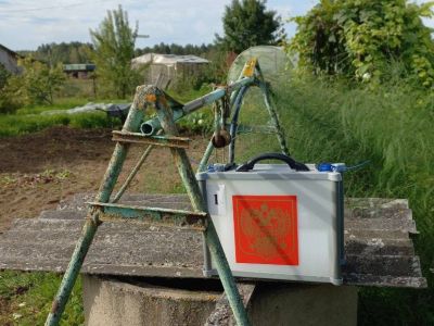 Избирательная урна на деревенском колодце (Псковская обл., Новоржевский р-н). Фото: t.me/kremlin_bulldogs Избирательная урна на деревенском колодце (Псковская обл., Новоржевский р-н). Фото: t.me/kremlin_bulldogs