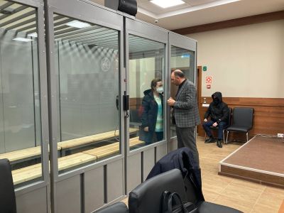 Алсу Курмашева и адвокат Эдгар Матевосян. Фото: Медиазона Алсу Курмашева и адвокат Эдгар Матевосян. Фото: Медиазона